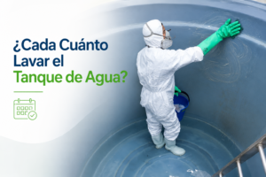 Técnico de LMB Pests realizando lavado y desinfección de tanque de agua potable